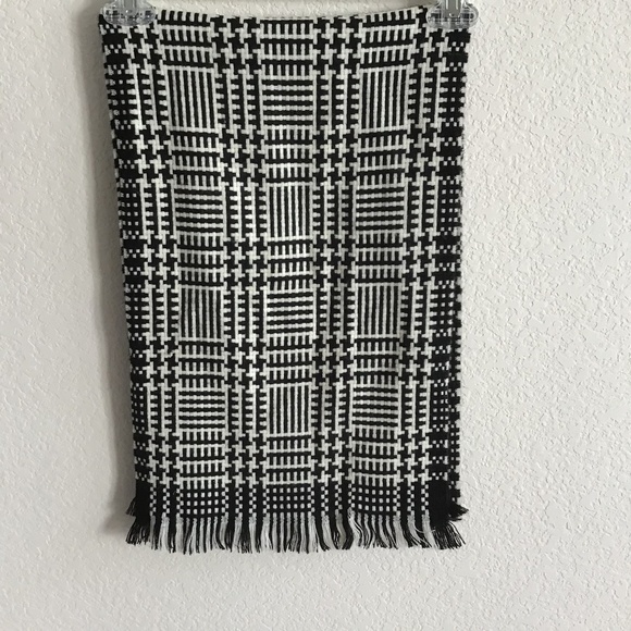 JOSEPH ABBOUD B&W ACRYLIC SCARF - Picture 5 of 5